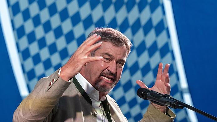 Die Zahl der Migranten müsse "deutlich auf weit unter 100.000 auf Dauer reduziert werden", fordert CSU-Chef Markus Söder. Das kommt einem irgendwie bekannt vor...