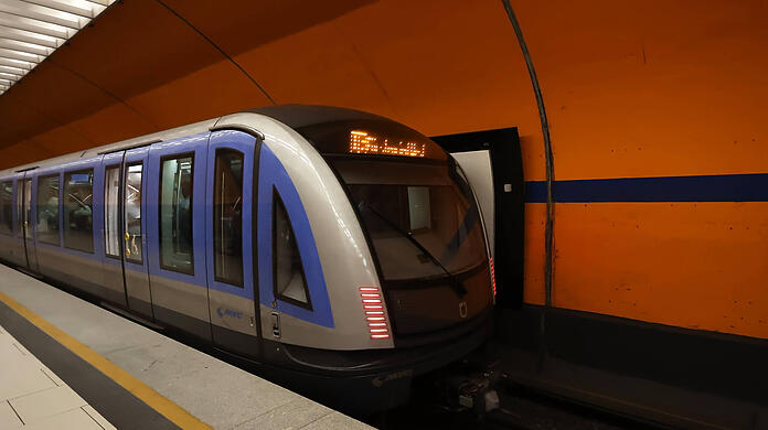 Eine U-Bahn der MVG in M&uuml;nchen. Wie viel verdient ein Fahrer?
