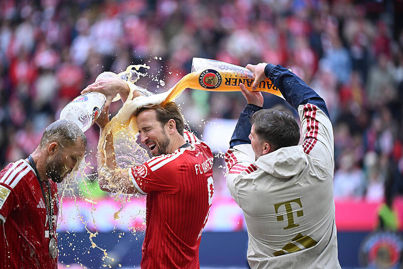 Auch Harry Kane bekam seine Bierdusche ab.