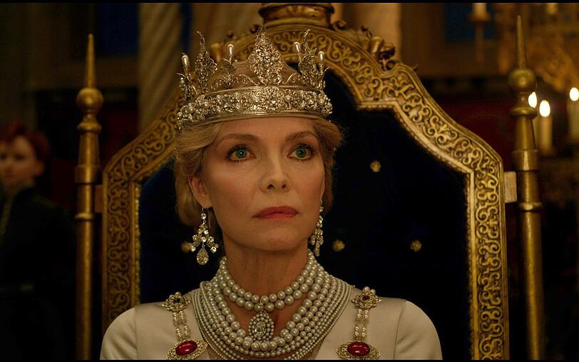 Königin Ingrith (Michelle Pfeiffer) macht gute Miene zum bösen Spiel. Königin Ingrith (Michelle Pfeiffer) macht gute Miene zum bösen Spiel.