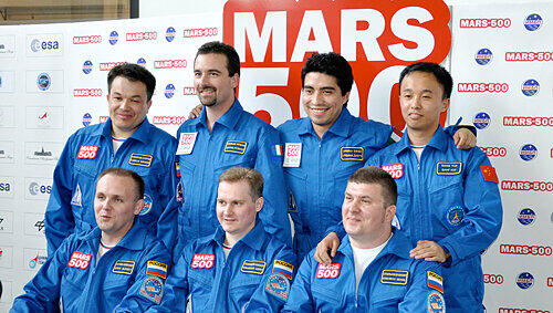 Diese sechsköpfige „Mars500“-Crew (mit einem Ersatzmann) wird nach dem Plan von Jens Titze bekocht. Diese sechsköpfige „Mars500“-Crew (mit einem Ersatzmann) wird nach dem Plan von Jens Titze bekocht.