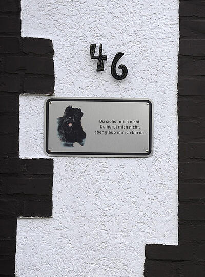 Ein Schild am Haus des Rechtsextremisten Ralf Wohlleben weist auf einen Wachhund hin.
