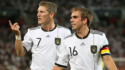 Bastian Schweinsteiger ist der Emotional Leader, das gilt beim FC Bayern und soll auch bei der EM in der Nationalmannschaft gelten. Die Kapitänsbinde trägt Philipp Lahm – bei den Bayern, wie auch im DFB-Team. Bastian Schweinsteiger ist der Emotional Leader, das gilt beim FC Bayern und soll auch bei der EM in der Nationalmannschaft gelten. Die Kapitänsbinde trägt Philipp Lahm – bei den Bayern, wie auch im DFB-Team.
