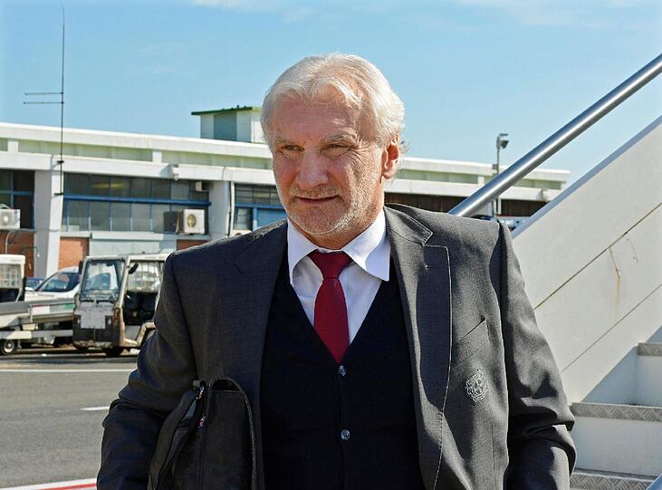 Leverkusen-Sportchef Rudi Völler soll einen Fan am Flughafen beleidigt haben.