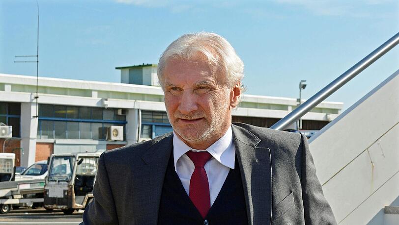 Leverkusen-Sportchef Rudi Völler soll einen Fan am Flughafen beleidigt haben. Leverkusen-Sportchef Rudi Völler soll einen Fan am Flughafen beleidigt haben.