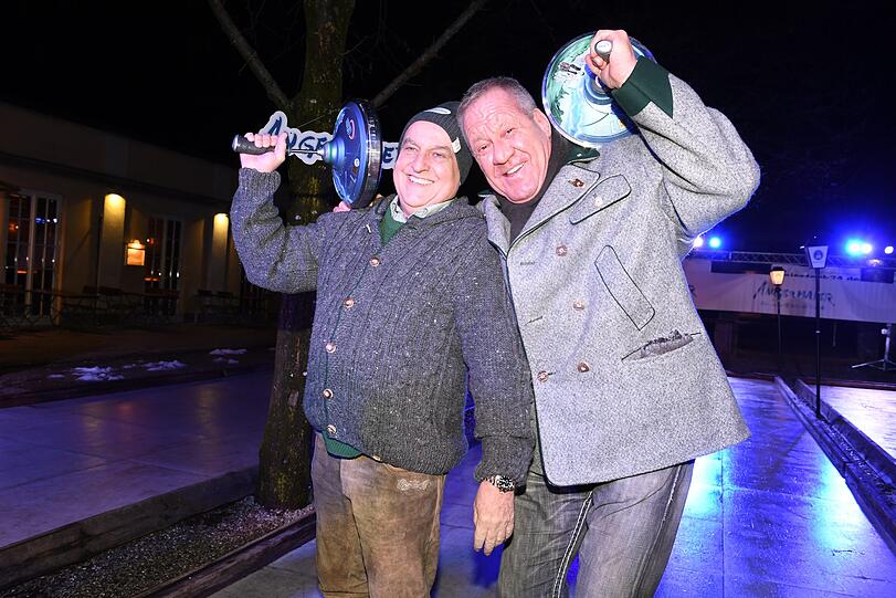 Schlittern bei der Eisstock-WM im Parkcafé am ersten Platz vorbei: Gastgeber Axel Munz (Angermaier) und Wirt Hugo Bachmaier (r.).