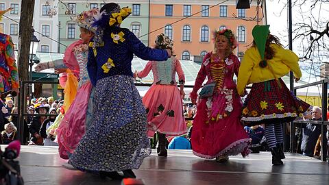 Der Tanz der Marktweiber am Viktualienmarkt gehört zu den Höhepunkten des Münchner Faschings und lockt jedes Jahr viele Besucher an.
