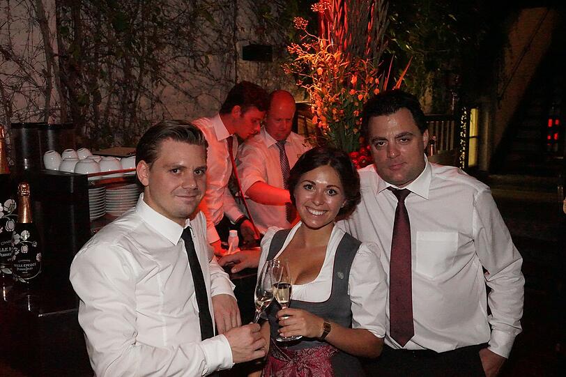 Das neue Platzl Karree (v. l.) Restaurantleiter Daniel Bruns und die Servicekräften Maria Davoli und Davide Giordona stoßen auf die Neueröffnung an.