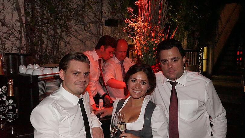 Das neue Platzl Karree (v. l.) Restaurantleiter Daniel Bruns und die Servicekräften Maria Davoli und Davide Giordona stoßen auf die Neueröffnung an. Das neue Platzl Karree (v. l.) Restaurantleiter Daniel Bruns und die Servicekräften Maria Davoli und Davide Giordona stoßen auf die Neueröffnung an.