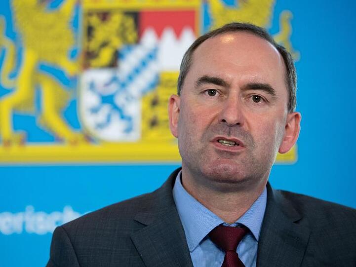 Hubert Aiwanger, Wirtschaftsminister von Bayern, nimmt an einer Pressekonferenz teil. Foto: Sven Hoppe/dpa