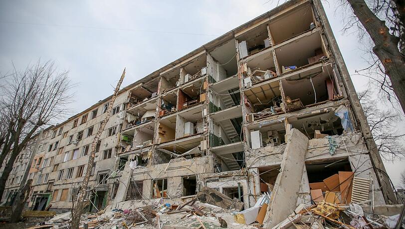 Ein Gebäude wurde durch russischen Beschuss im Bezirk Saltovka zerstört.