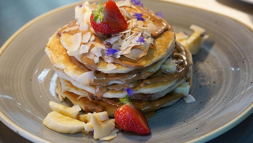 Vegane Pancakes mit Banane, Mandelmus und Kokos-Chips.