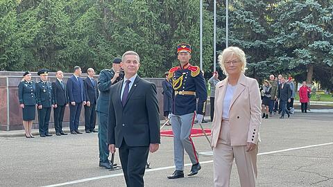 Verteidigungsministerin Christine Lambrecht schreitet neben ihrem Amtskollegen Anatolie Nosatii der Republik Moldau die Ehrengarde ab, während sie in der Hauptstadt Chisinau mit militärischen Ehren empfangen wird.