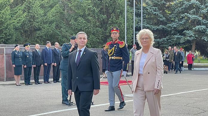 Verteidigungsministerin Christine Lambrecht schreitet neben ihrem Amtskollegen Anatolie Nosatii der Republik Moldau die Ehrengarde ab, während sie in der Hauptstadt Chisinau mit militärischen Ehren empfangen wird.