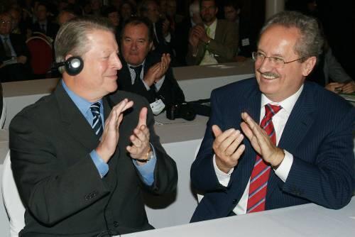 Al Gore (links) und OB Christian Ude applaudieren sich gegenseitig.
