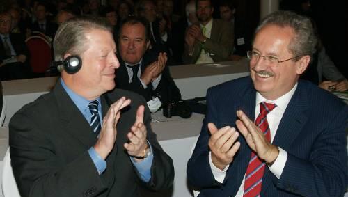 Al Gore (links) und OB Christian Ude applaudieren sich gegenseitig. Al Gore (links) und OB Christian Ude applaudieren sich gegenseitig.