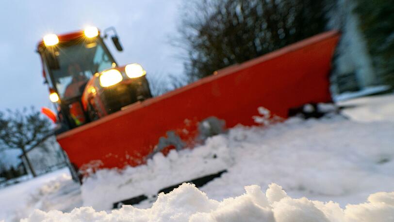 Auf schneebedeckten Straßen haben sich in Bayern zahlreiche Unfälle ereignet. Auf schneebedeckten Straßen haben sich in Bayern zahlreiche Unfälle ereignet.