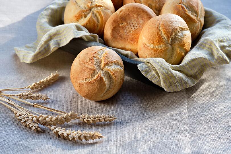 Brötchen vom Bäcker sind schnell geholt, doch den Duft von Selbstgebackenem können gekaufte Schrippen nicht verströmen. Viele haben sich bislang nicht zugetraut, Brötchen selbst zu backen. Wir zeigen Ihnen einfache Rezepte, Kniffe und Tipps für hausgemachte Brötchen in unterschiedlichsten Ausführungen. Beginnen wir mit schnellen Sonntagsbrötchen ... Brötchen vom Bäcker sind schnell geholt, doch den Duft von Selbstgebackenem können gekaufte Schrippen nicht verströmen. Viele haben sich bislang nicht zugetraut, Brötchen selbst zu backen. Wir zeigen Ihnen einfache Rezepte, Kniffe und Tipps für hausgemachte Brötchen in unterschiedlichsten Ausführungen. Beginnen wir mit schnellen Sonntagsbrötchen ...