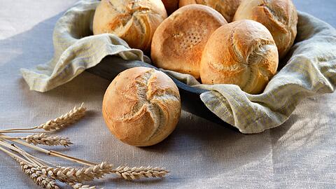 Br&ouml;tchen vom B&auml;cker sind schnell geholt, doch den Duft von Selbstgebackenem k&ouml;nnen gekaufte Schrippen nicht verstr&ouml;men. Viele haben sich bislang nicht zugetraut, Br&ouml;tchen selbst zu backen. Wir zeigen Ihnen einfache Rezepte, Kniffe und Tipps f&uuml;r hausgemachte Br&ouml;tchen in unterschiedlichsten Ausf&uuml;hrungen. Beginnen wir mit schnellen Sonntagsbr&ouml;tchen ...