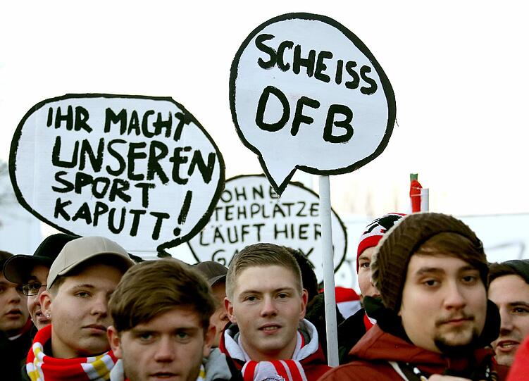 Die Fan-Demonstration vor dem Ligaduell Union gegen Kaiserslautern setzte die Reihe der Protestaktionen fort. Am 12. Dezember in Frankfurt/Main wird über das umstrittene Sicherheitspapier abgestimmt.
