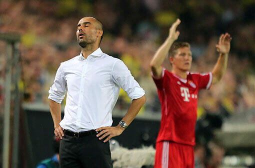 Pep Guardiola konnte mitunter gar nicht hinsehen beim Spiel seiner Bayern im Supercup gegen Borussia Dortmund. Im Hintergrund Bastian Schweinsteiger.