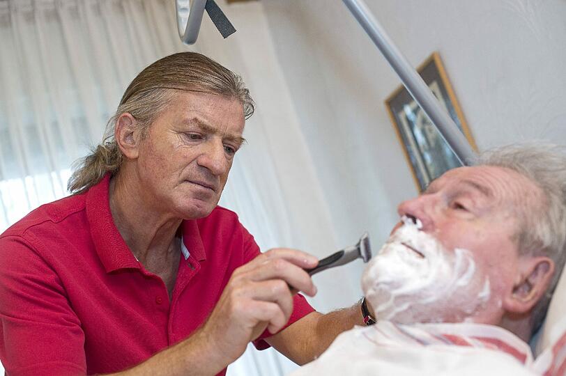 Personen, die ihre unentgeltlich Eltern pflegen, können einen festen Pflegepauschbetrag geltend machen.