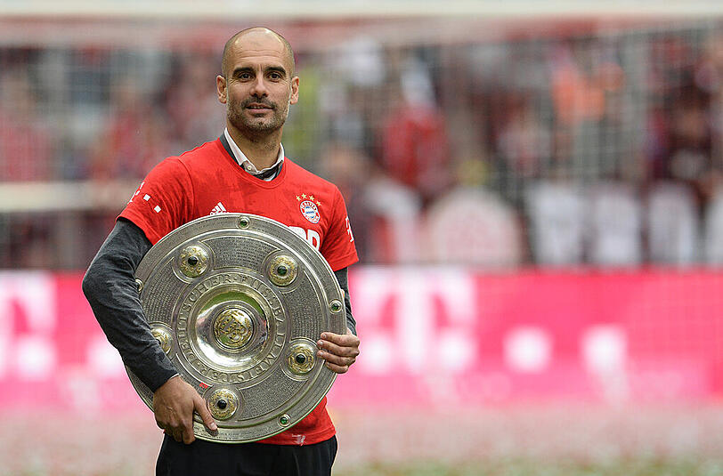 Bayern-Trainer Pep Guardiola mit der Meisterschale nach dem Titelgewinn in der Saison 2014/15. Geht es nach dem Herbstmeister-Orakel, dann holen die Bayern auch in dieser Saison den Titel.