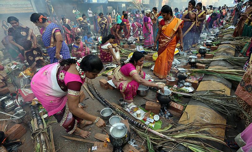 Indische Frauen feiern das Pongal-Festival in Mumbai. Pongal ist sowohl ein Gericht als auch ein Fest zu Erntedank, das tausende Tamilen weltweit im Januar feiern.