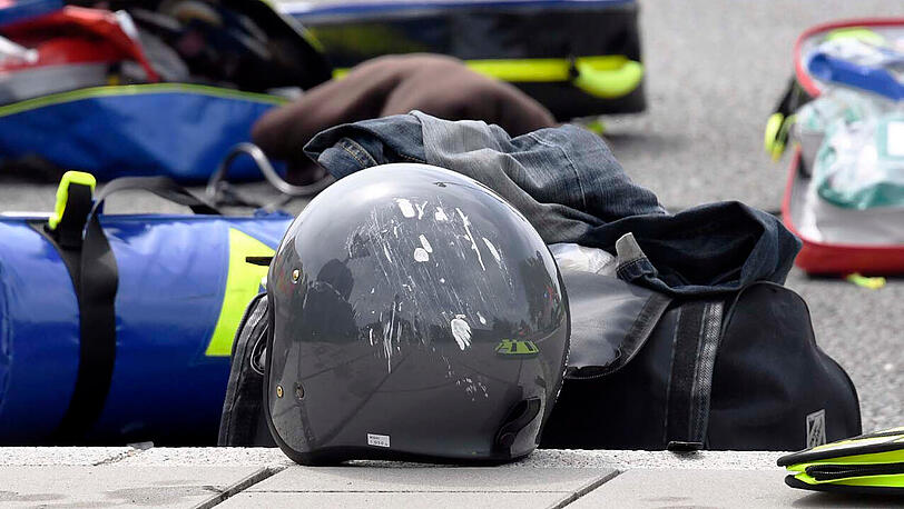Die Bilder vom Verkehrsunfall auf der Bundesstraße 12 bei Hohenlinden.