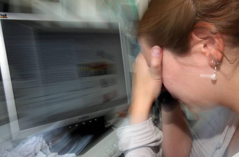 Krank durch Arbeit: Dieses Problem haben immer mehr Menschen. Frauen erkranken vor allem an Depressionen, Männer bekommen Suchterkrankungen.