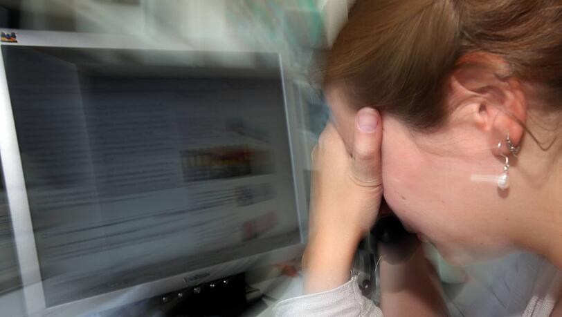 Krank durch Arbeit: Dieses Problem haben immer mehr Menschen. Frauen erkranken vor allem an Depressionen, Männer bekommen Suchterkrankungen. Krank durch Arbeit: Dieses Problem haben immer mehr Menschen. Frauen erkranken vor allem an Depressionen, Männer bekommen Suchterkrankungen.