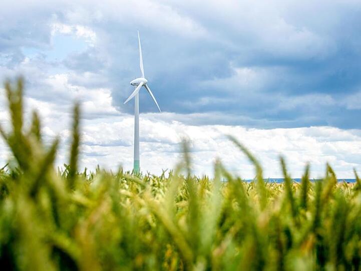 Der von Windkraftanlagen an Land geht weiterhin schleppend voran.