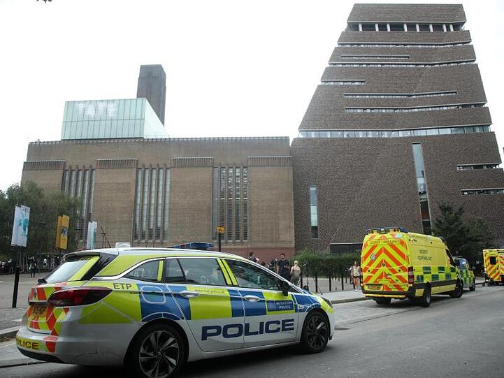 Einsatzwagen stehen nach der Tat im August 2019 vor der Tate Modern in London.