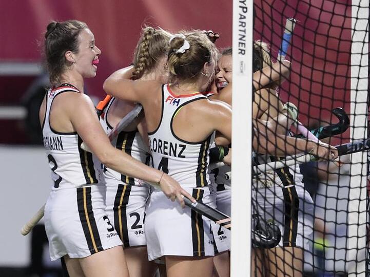 Die deutschen Hockey-Damen feiern nach dem Sieg gegen Spanien den EM-Finaleinzug.