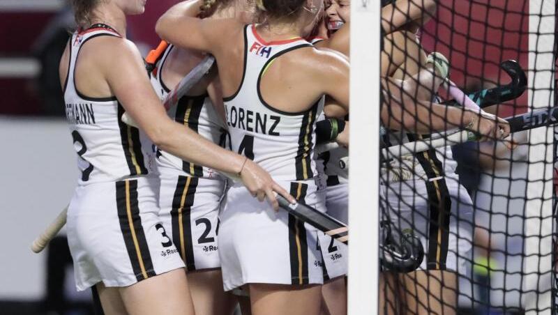 Die deutschen Hockey-Damen feiern nach dem Sieg gegen Spanien den EM-Finaleinzug. Die deutschen Hockey-Damen feiern nach dem Sieg gegen Spanien den EM-Finaleinzug.
