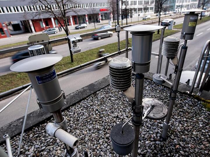 Messgeräte auf dem Dach einer Luftmessstation an der Landshuter Allee in München. Foto: Sven Hoppe/dpa/Archivbild
