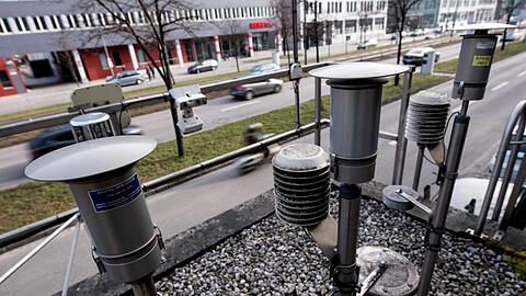 Messgeräte auf dem Dach einer Luftmessstation an der Landshuter Allee in München. Foto: Sven Hoppe/dpa/Archivbild