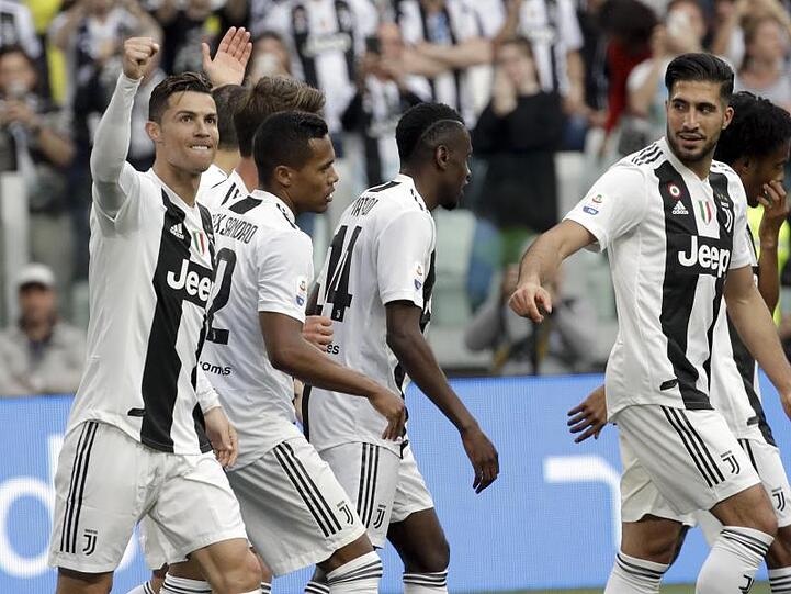 Cristiano Ronaldo (l) und seine Teamkollegen von Juventus Turin wurden italienischer Meister.