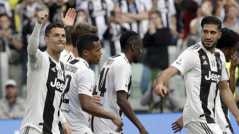 Cristiano Ronaldo (l) und seine Teamkollegen von Juventus Turin wurden italienischer Meister.