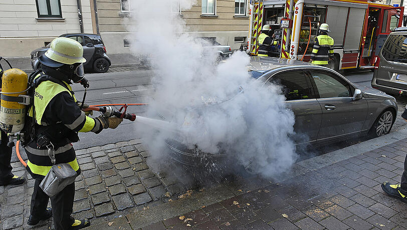 Die Feuerwehr konnte das brennende Auto löschen. Die Feuerwehr konnte das brennende Auto löschen.