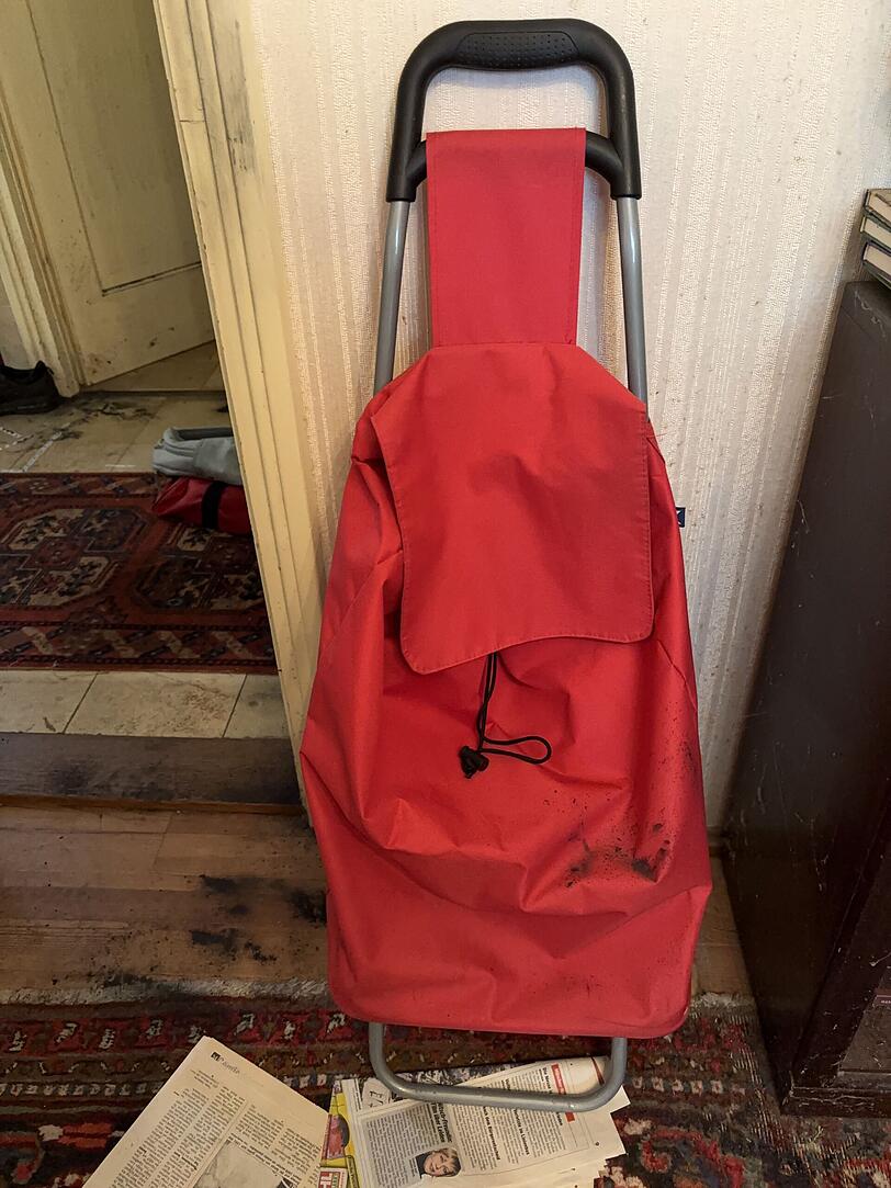 Das ist der Trolley, mit dem Zilker offenbar regelmäßig unterwegs gewesen ist. Zufällig darunter: Eine Ausgabe der Abendzeitung von 2004. Das ist der Trolley, mit dem Zilker offenbar regelmäßig unterwegs gewesen ist. Zufällig darunter: Eine Ausgabe der Abendzeitung von 2004.