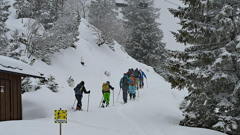Tourengeher sind bei Garmisch-Partenkirchen auf einer ausgewiesenen Route unterwegs.