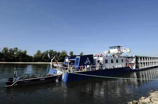 Die Schifffahrt auf der Donau wurde an der Ungluecksstelle gesperrt. Das havarierte Schiff soll am Sonntag in eine Werft nahe Deggendorf geschleppt werden.