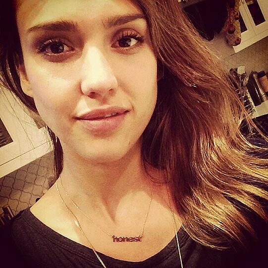 Jessica Alba trägt neuerdings das Wort "ehrlich" um den Hals - vergoldet...