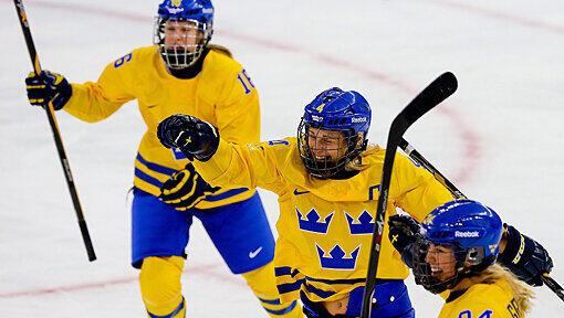 Gelungener Olympiaauftakt für die schwedische Eishockey Frauen-Nationalmannschaft. Gelungener Olympiaauftakt für die schwedische Eishockey Frauen-Nationalmannschaft.