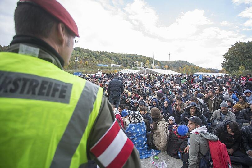Flüchtlinge am Grenzübergang nahe Spielfeld (Österreich)