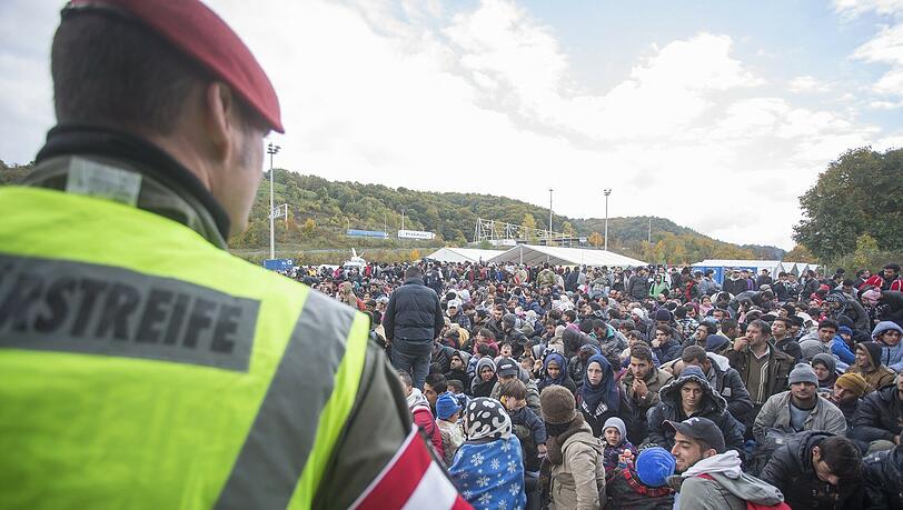 Flüchtlinge am Grenzübergang nahe Spielfeld (Österreich) Flüchtlinge am Grenzübergang nahe Spielfeld (Österreich)