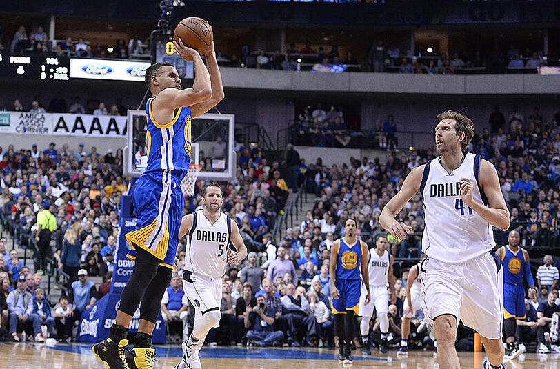 Superstars unter sich: Stephen Curry (l.) von den Golden State Warriors gegen Dirk Nowitzki (r.) von den Dallas Mavericks.