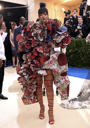 Flop: Rihanna geht in ihrer extravaganten Robe unter