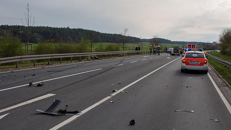 Ein Trümmerfeld auf der Staatsstraße 2245 in Zirndorf: Der Rollerfahrer starb noch vor Ort, der 30-Jährige stieß mit einem Streifenwagen zusammen, der gerade auf Einsatzfahrt war. Die Bilder.